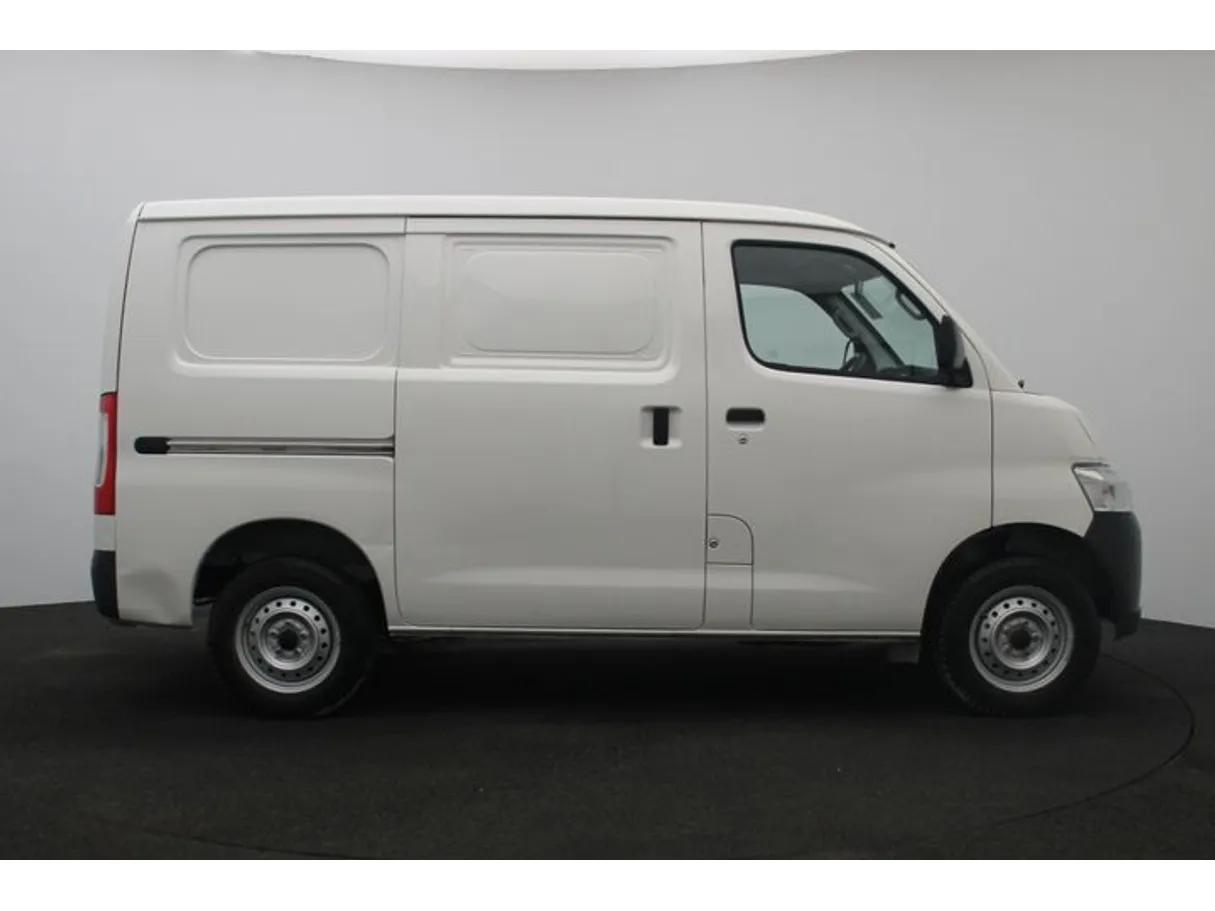 Car image 13
