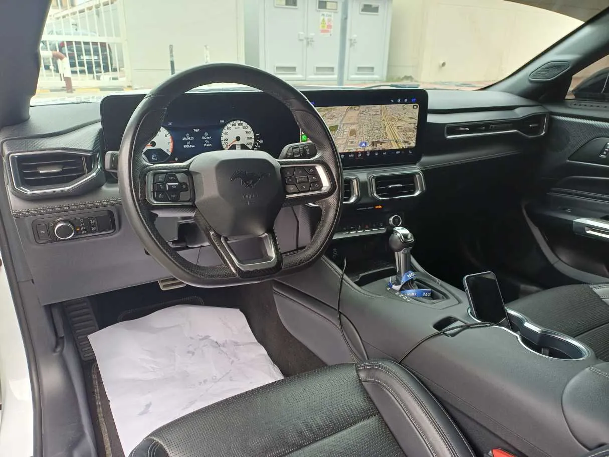 Car image 12