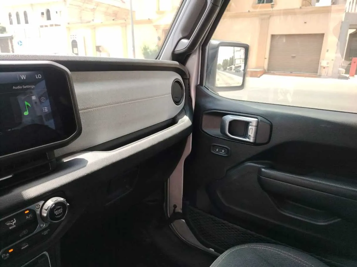 Car image 24