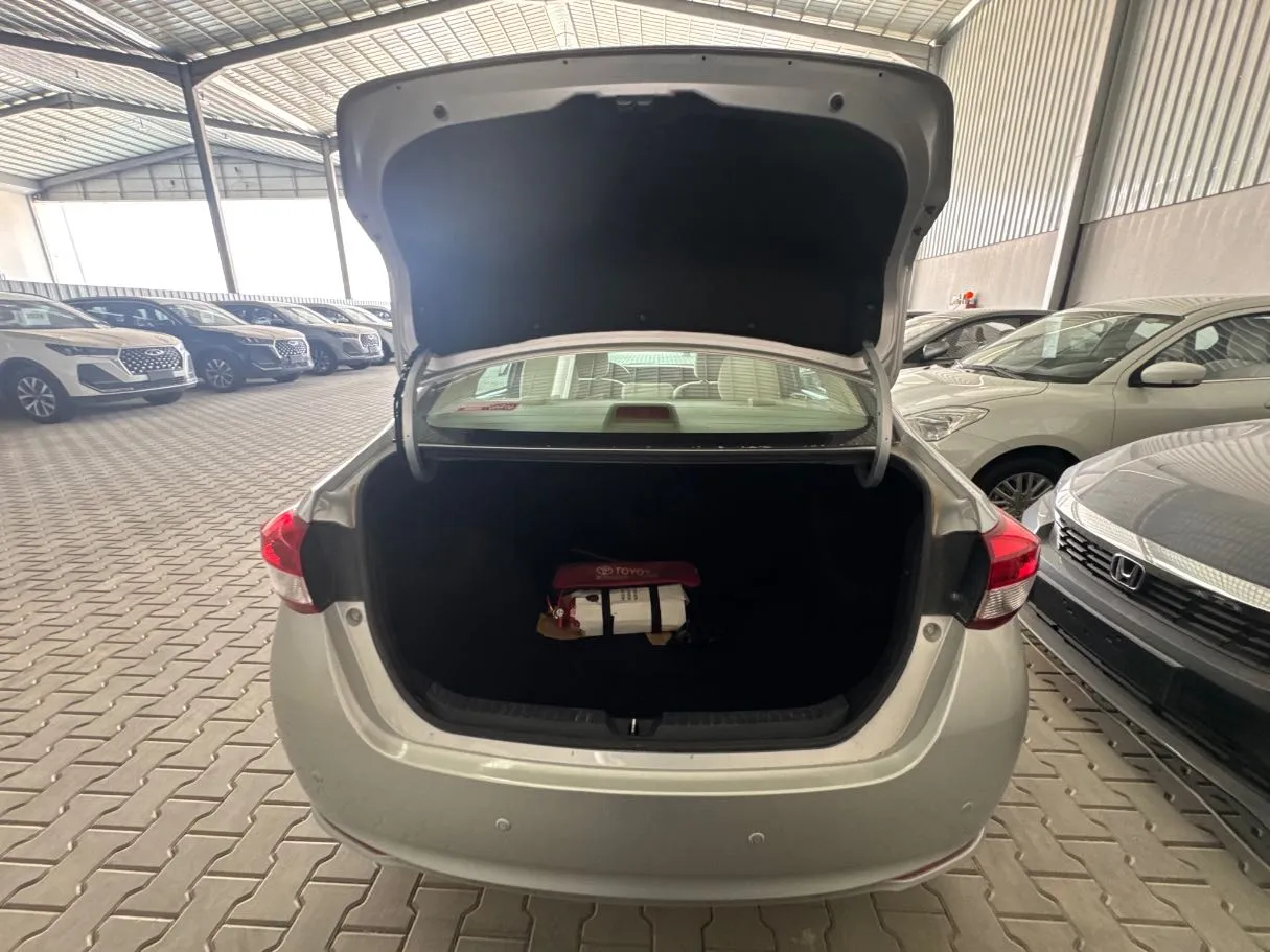 Car image 18