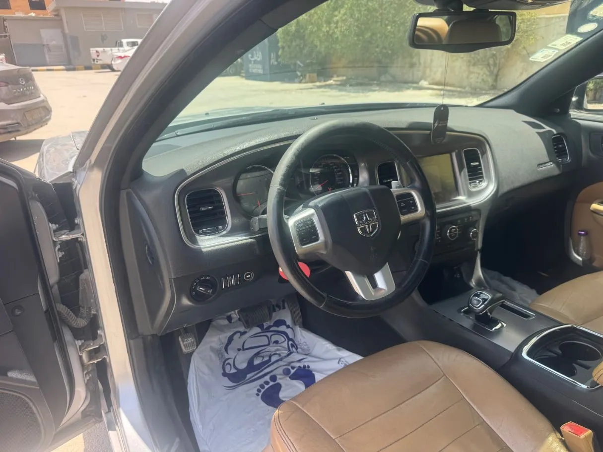 Car image 12
