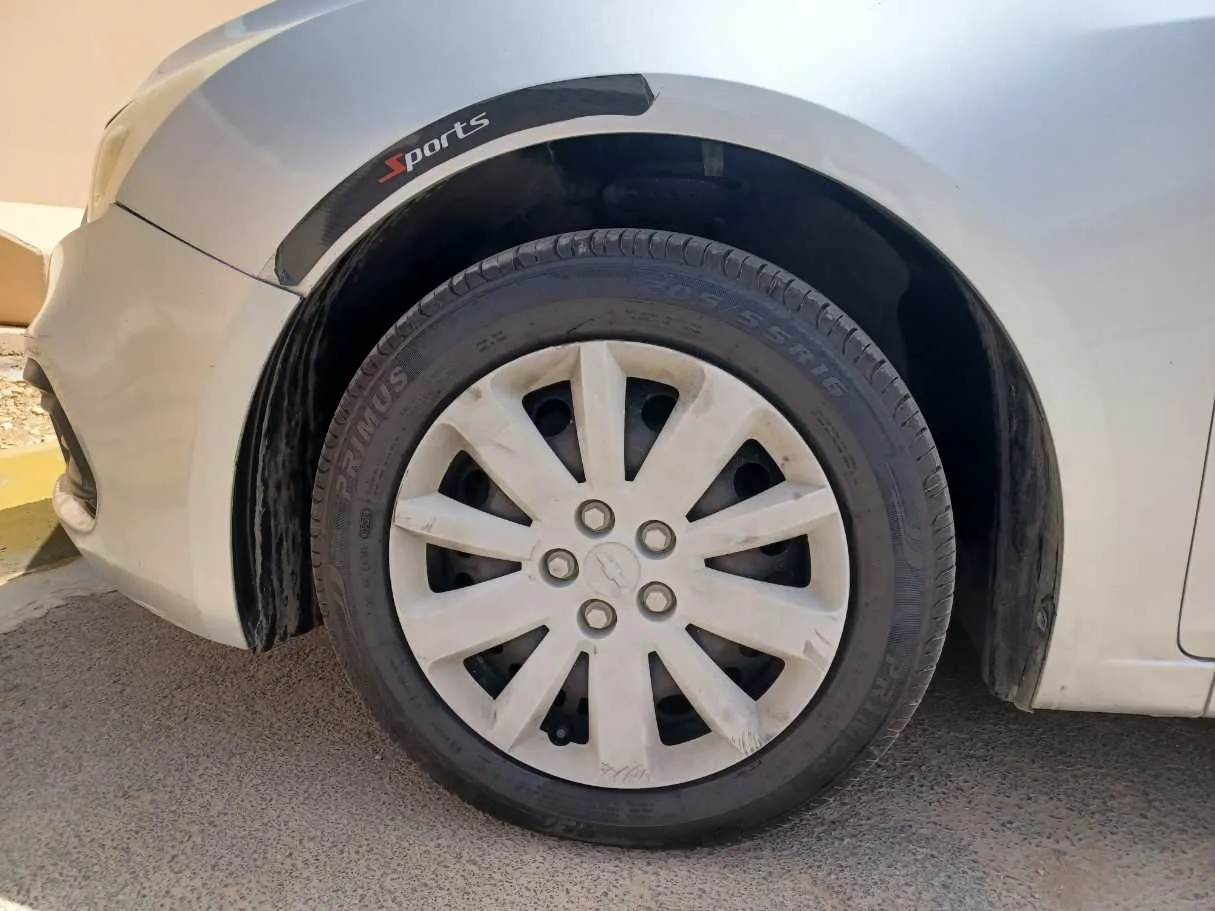 Car image 9