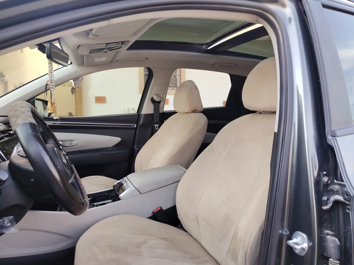 Car image 12