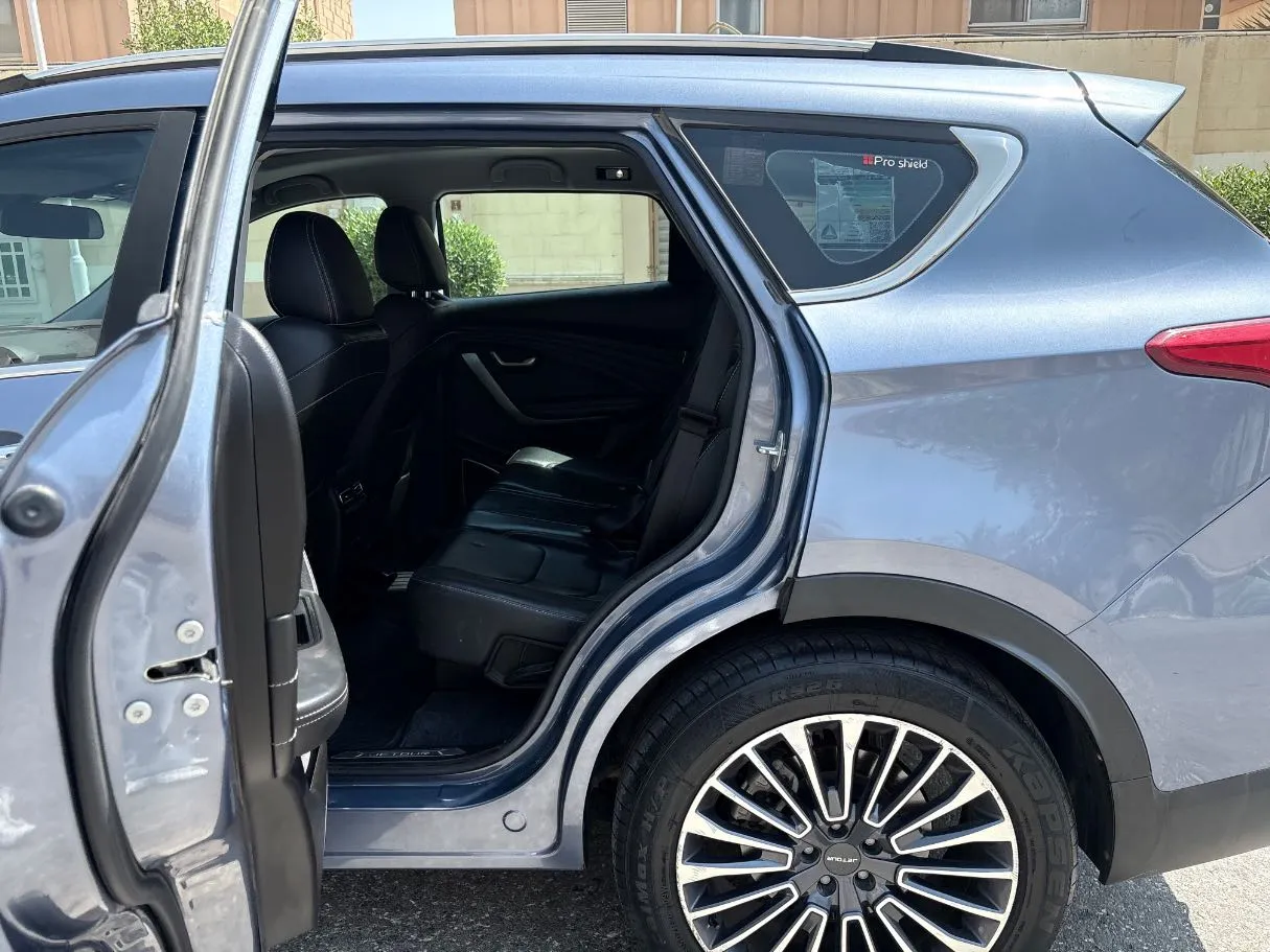 Car image 15