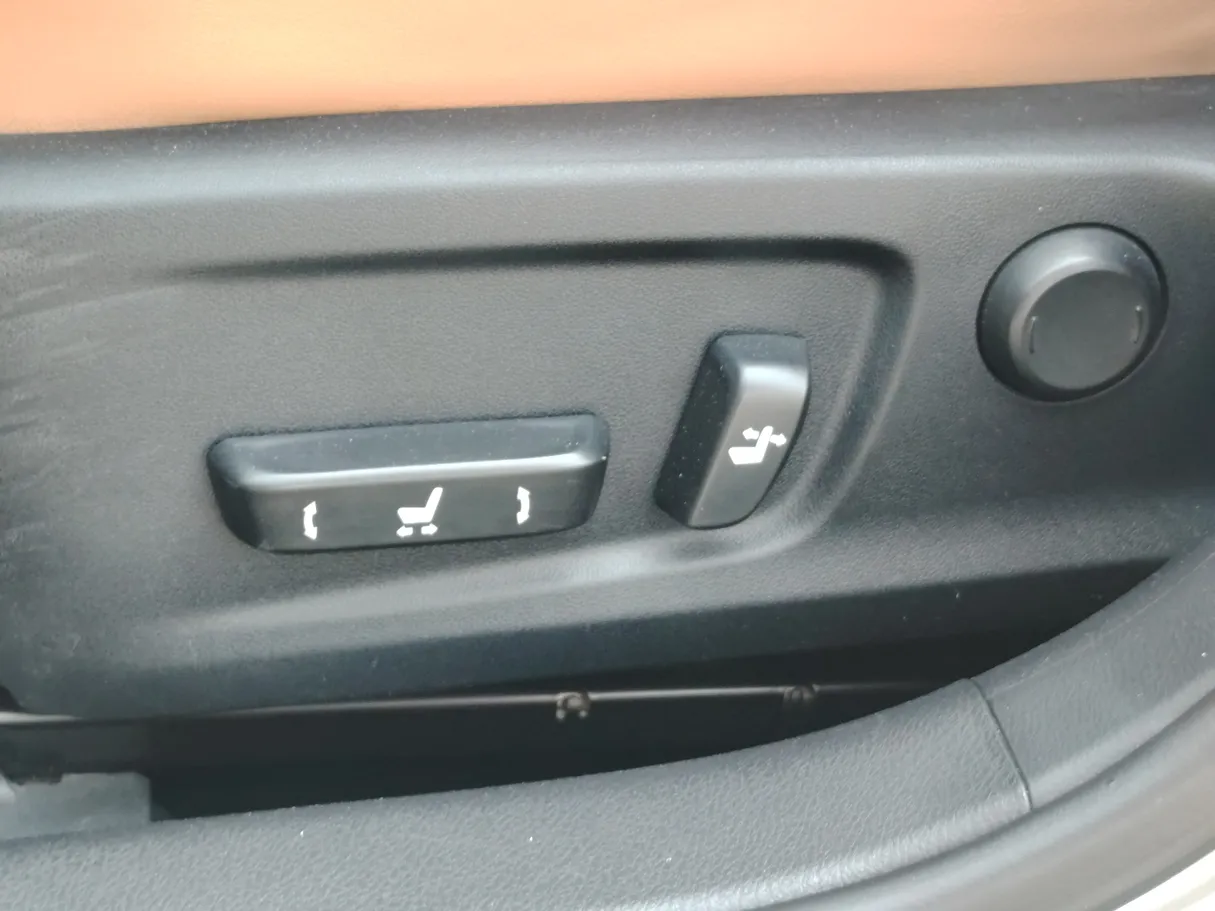 Car image 30
