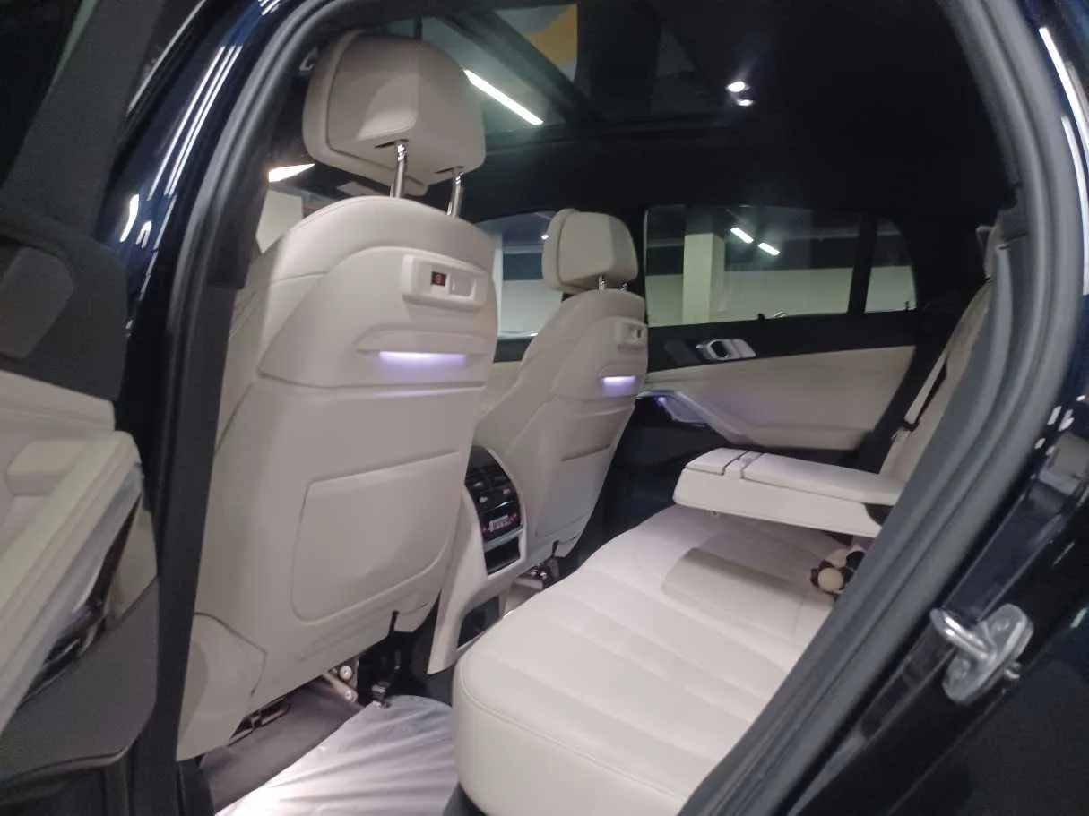 Car image 15