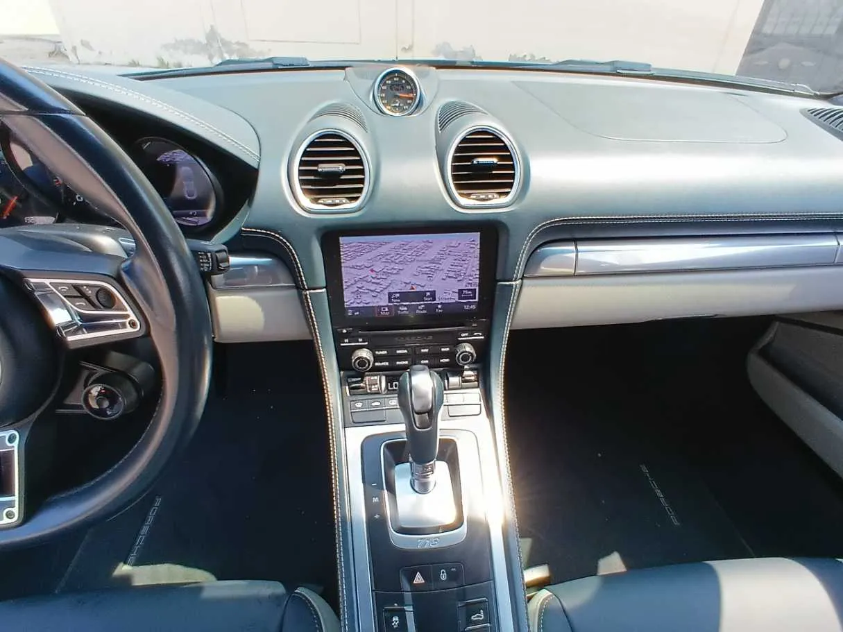 Car image 15