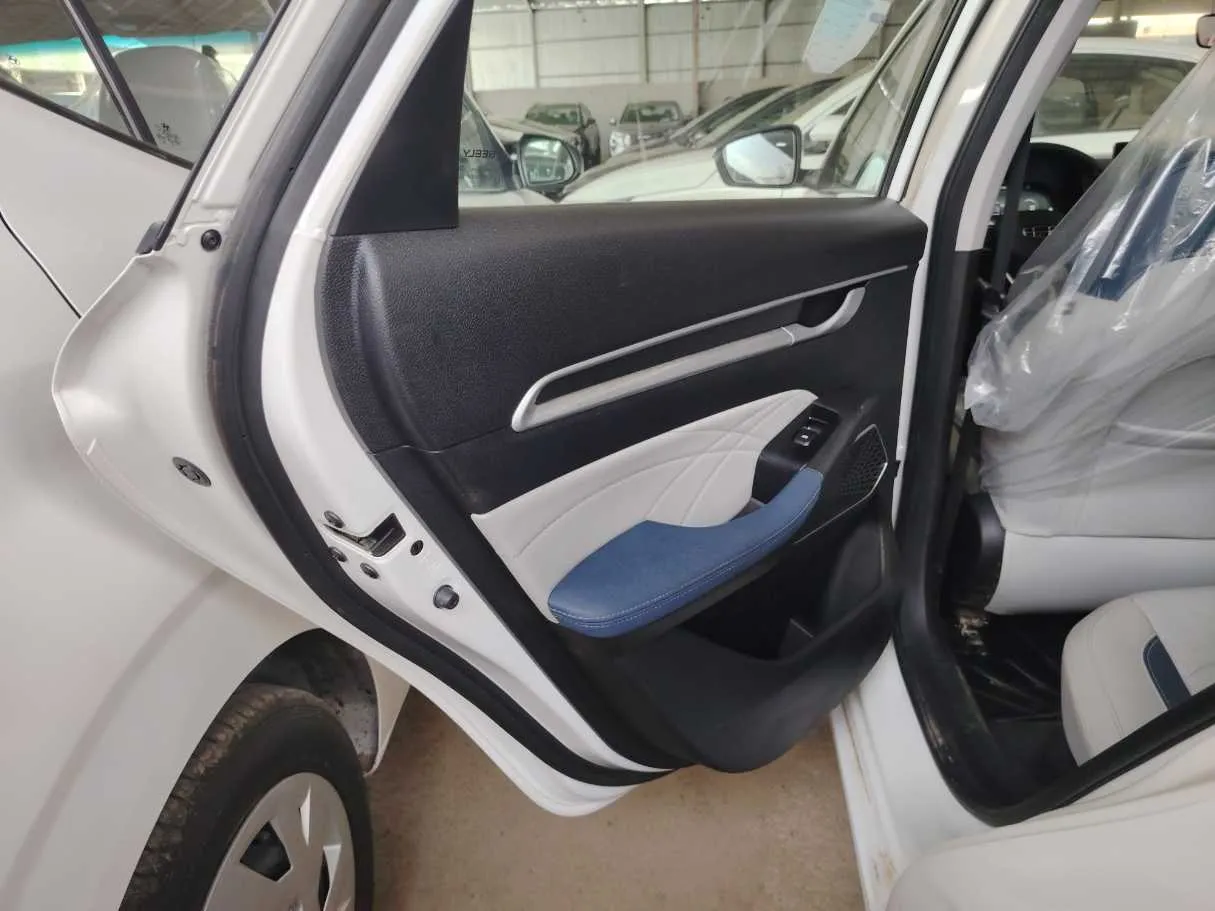 Car image 17