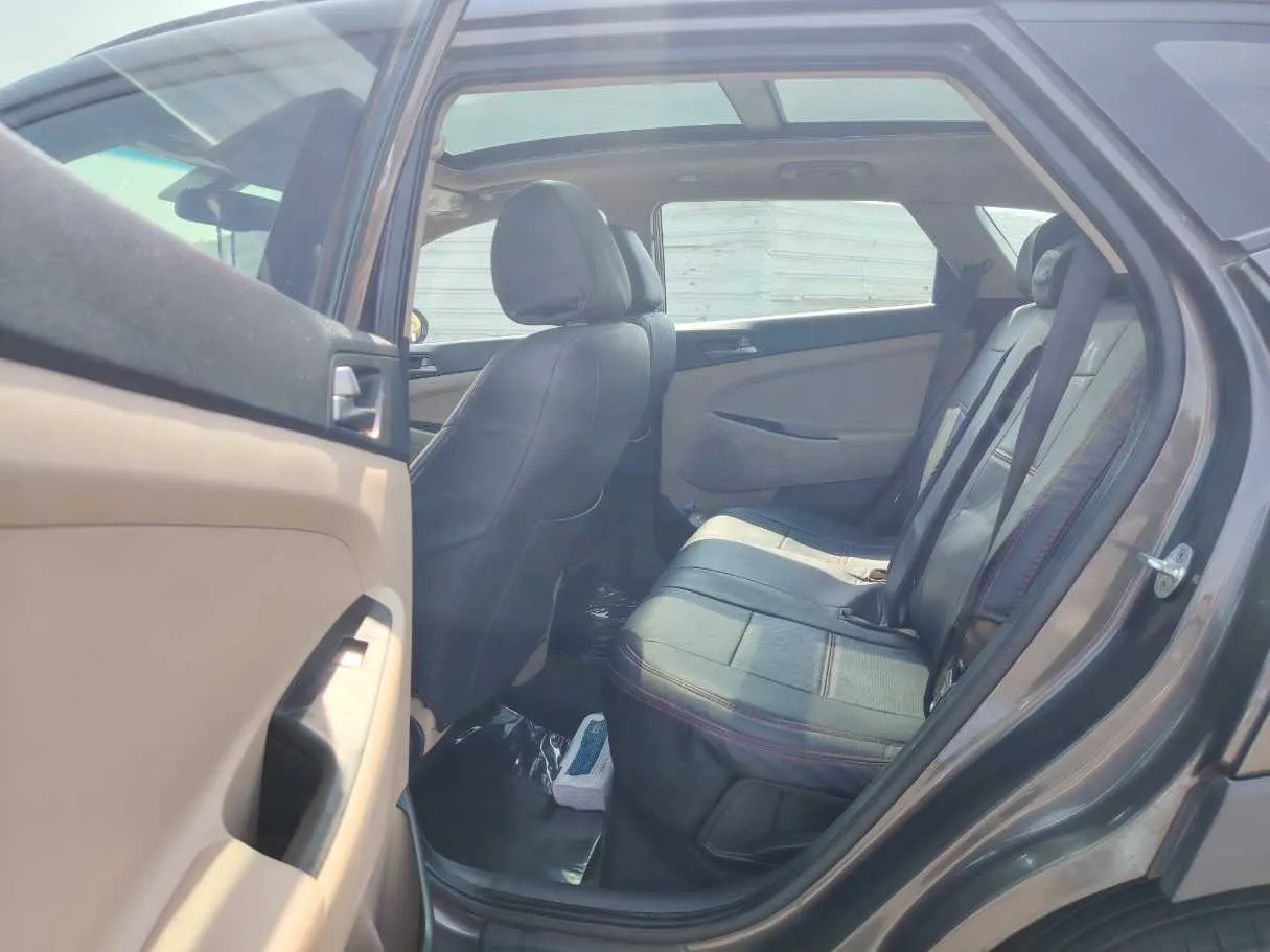Car image 16