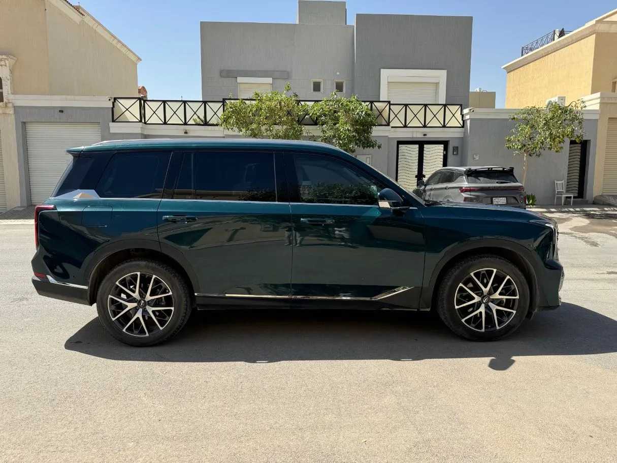 Car image 4