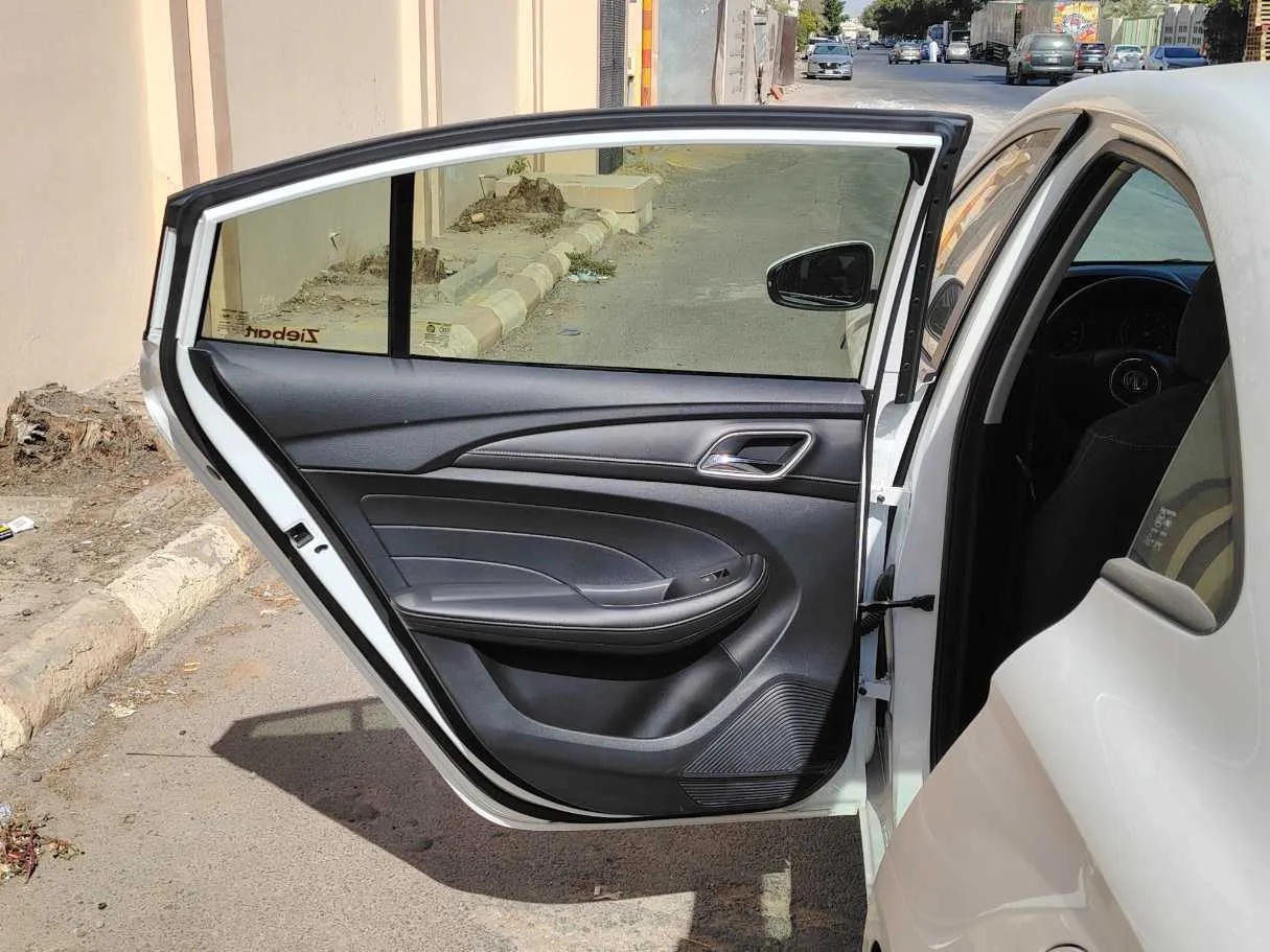 Car image 14