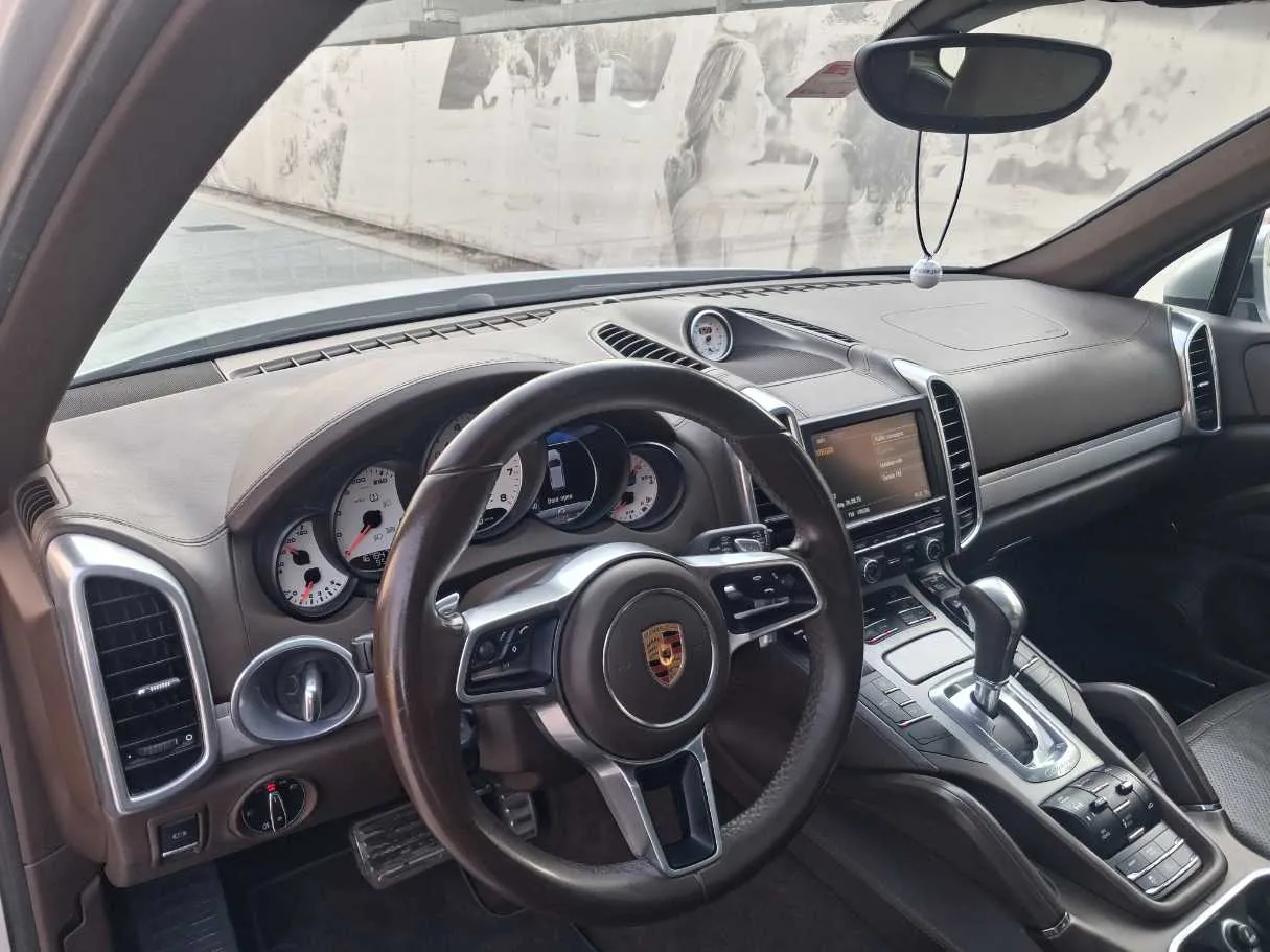 Car image 11
