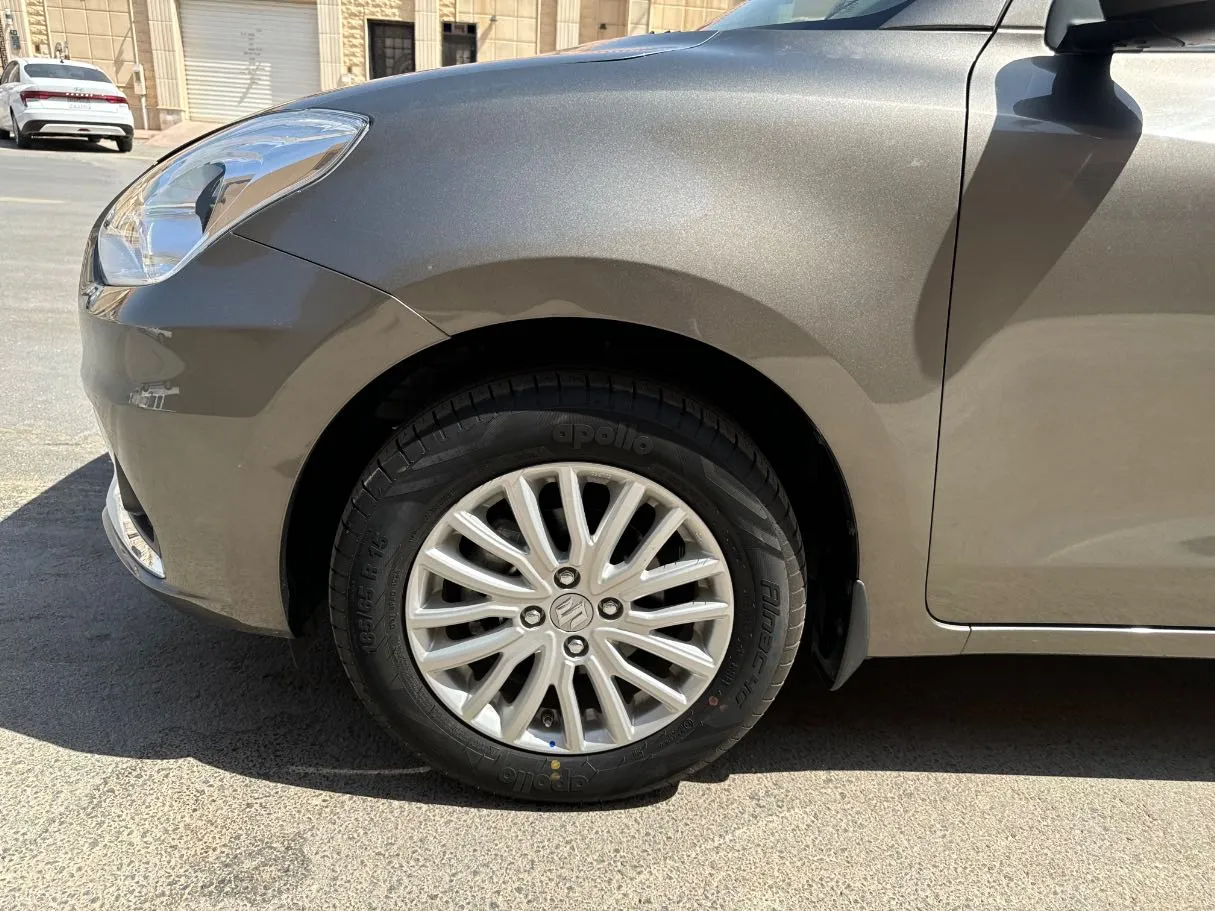 Car image 9