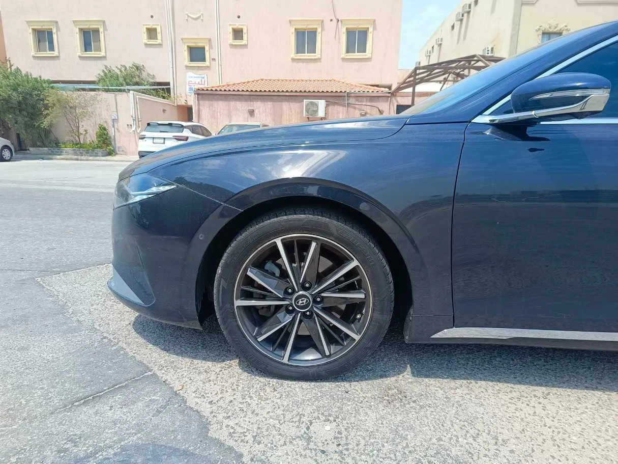 Car image 9