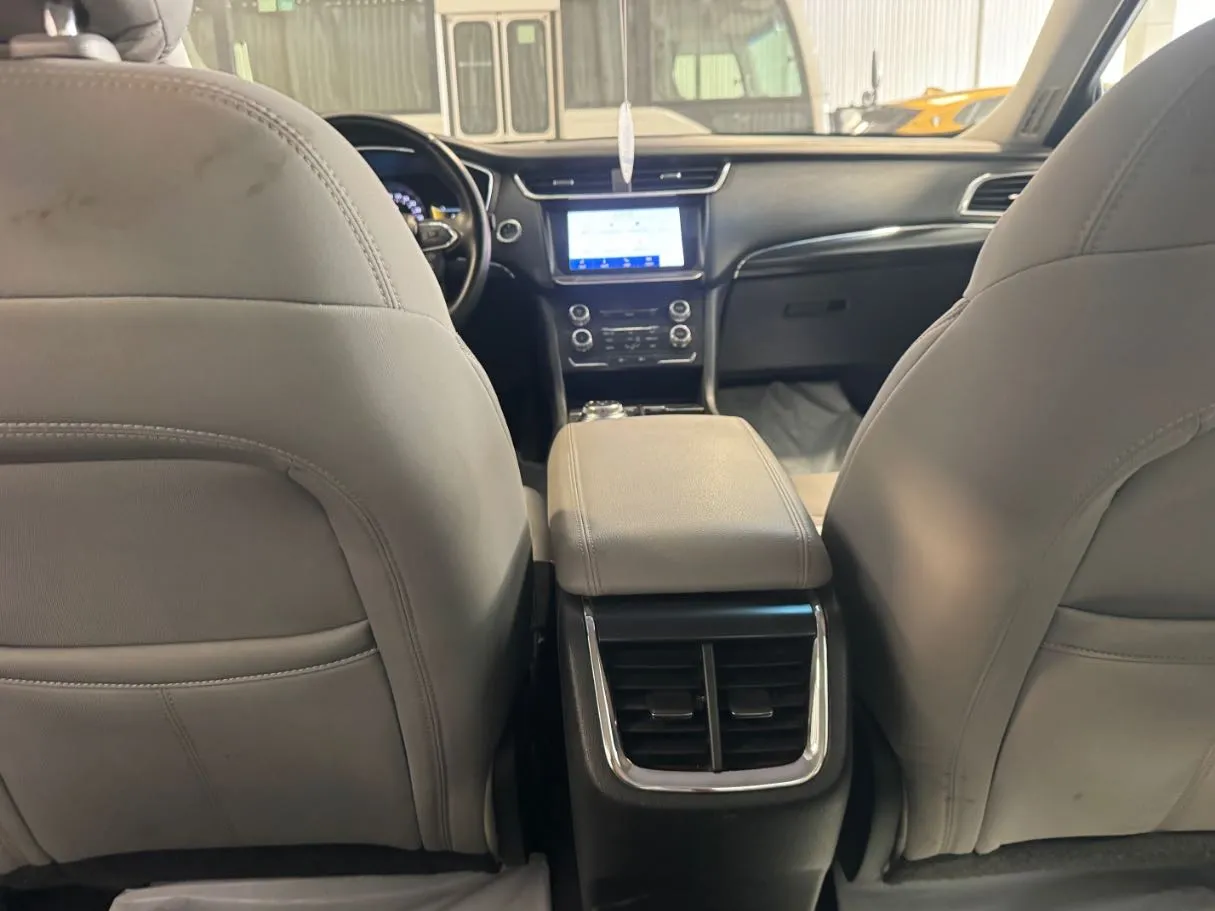 Car image 17