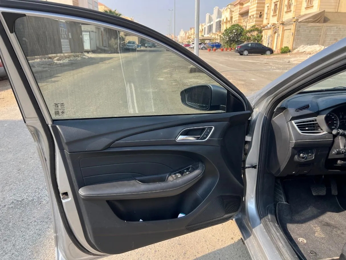 Car image 10