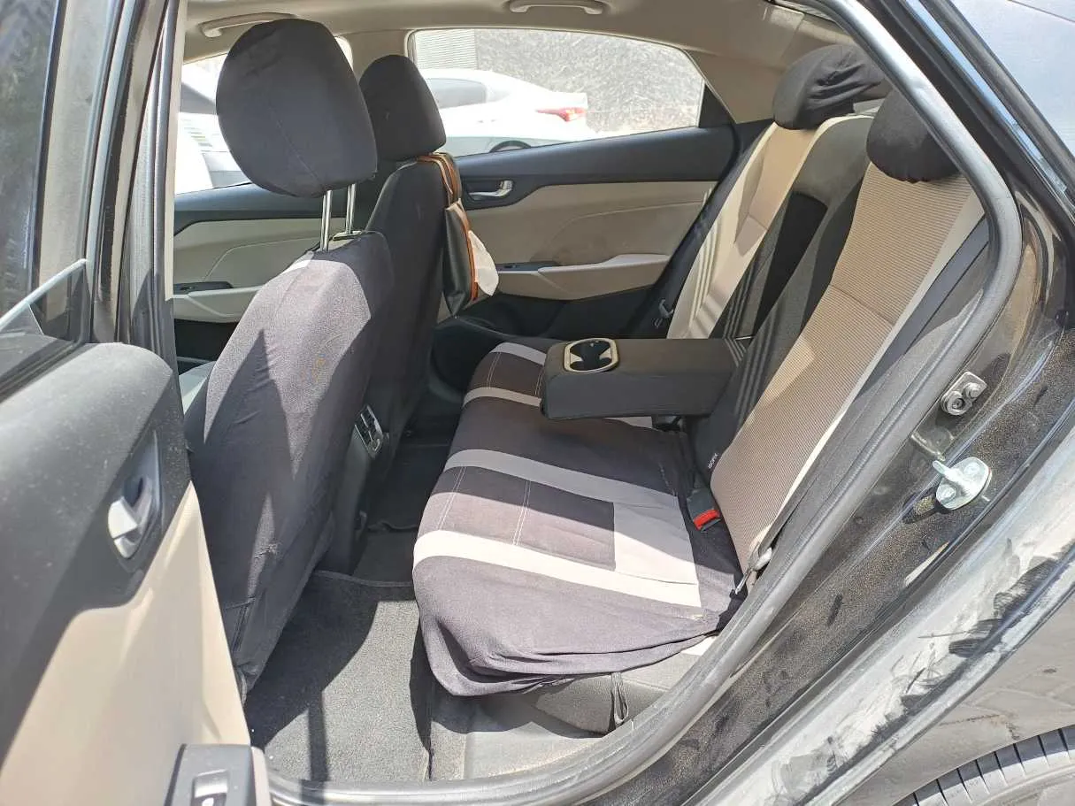 Car image 13