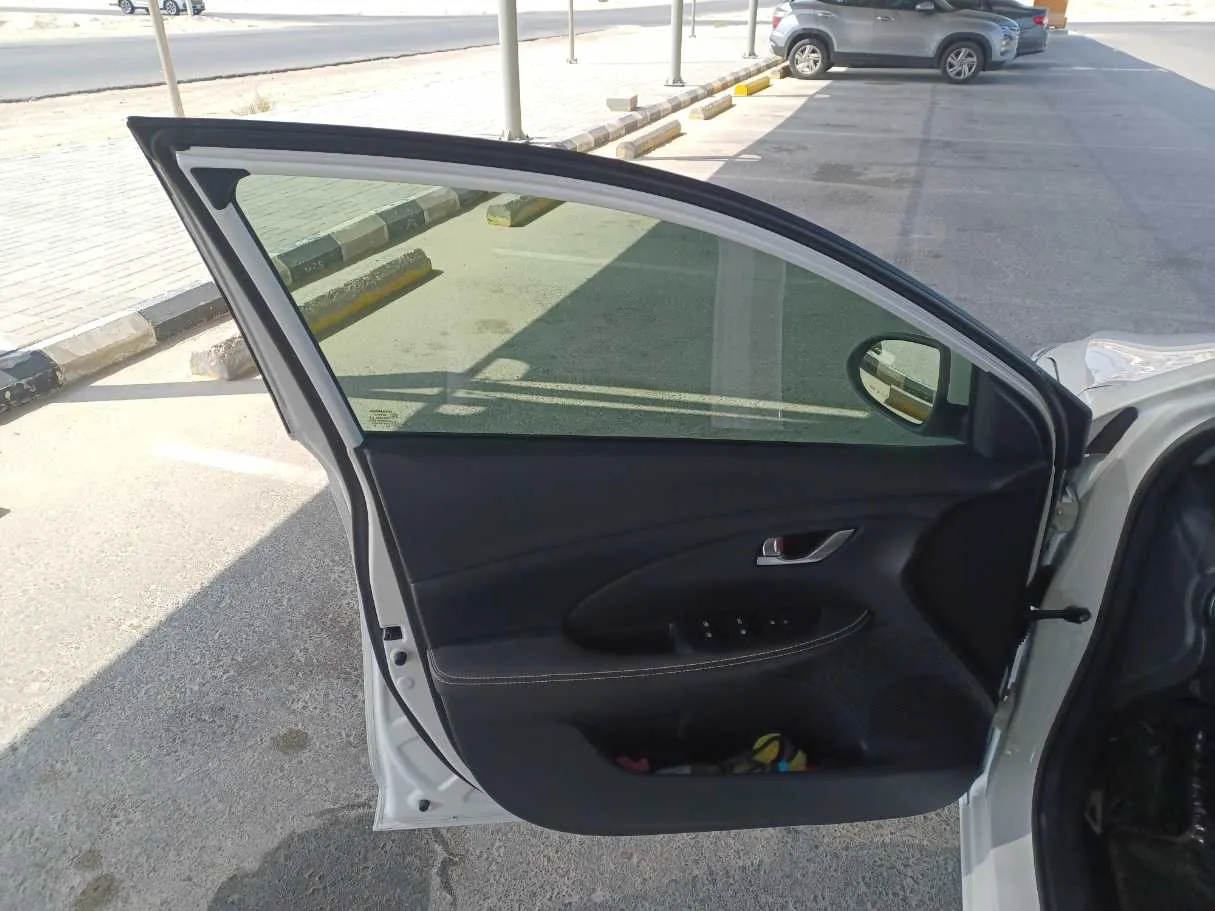Car image 10