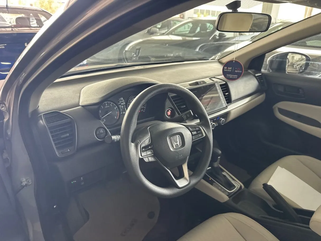 Car image 15