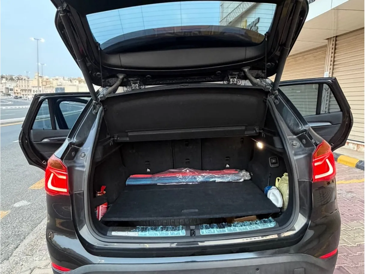 Car image 14