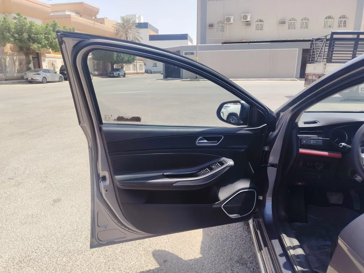 Car image 11