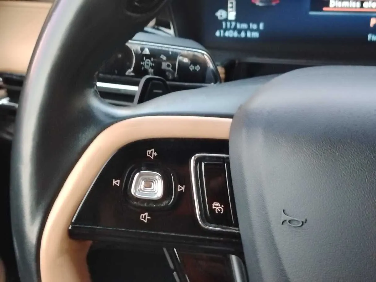 Car image 25