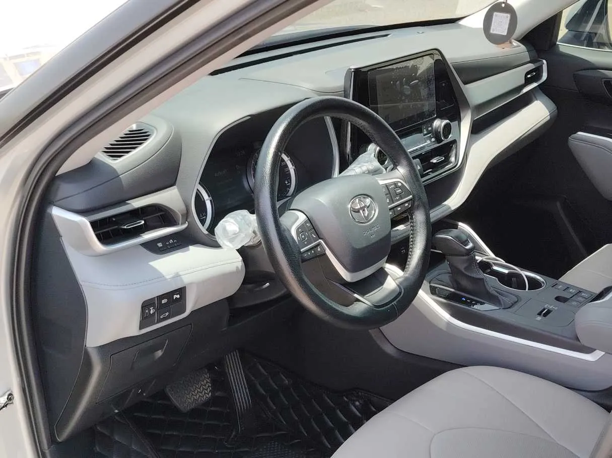 Car image 13