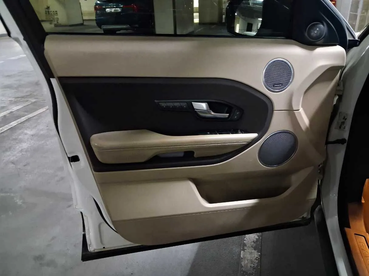 Car image 10