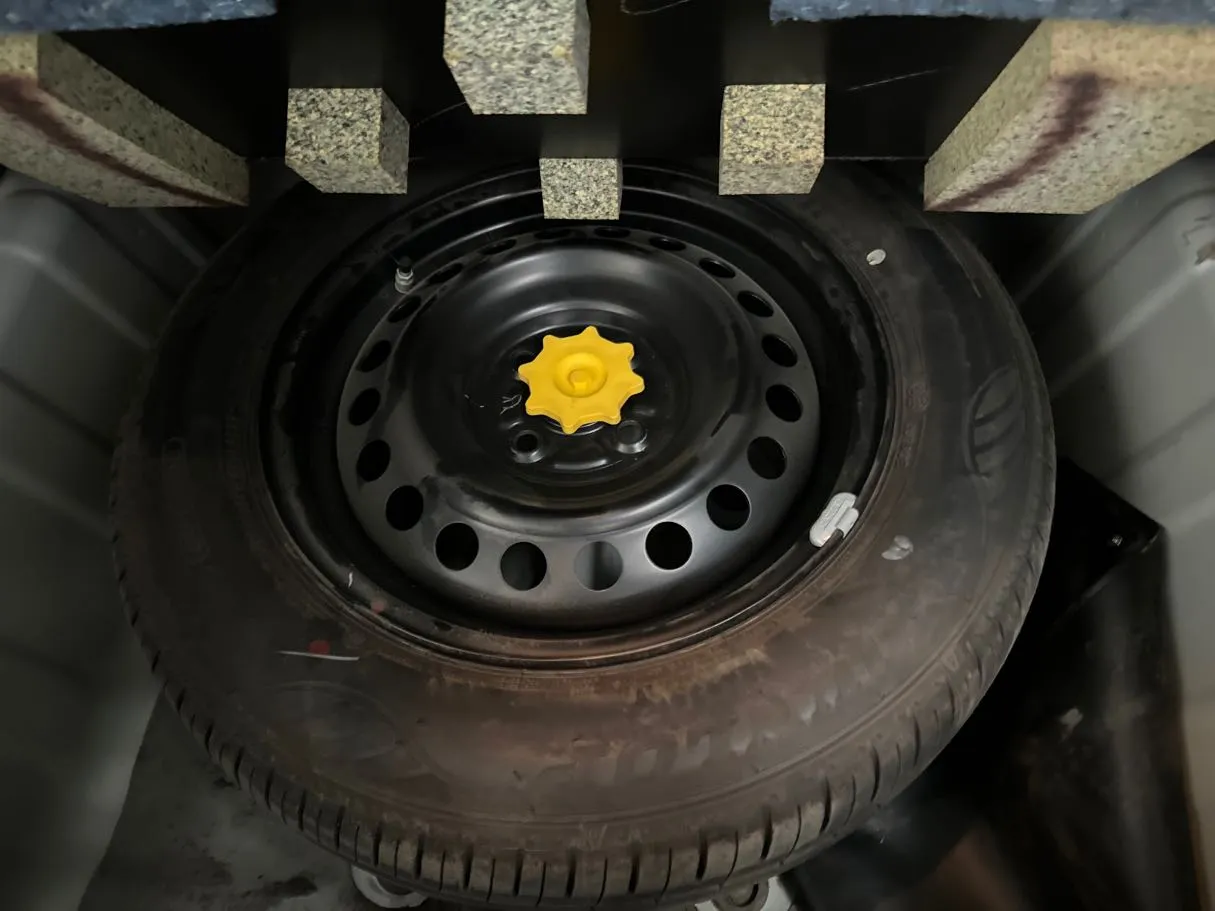 Car image 19