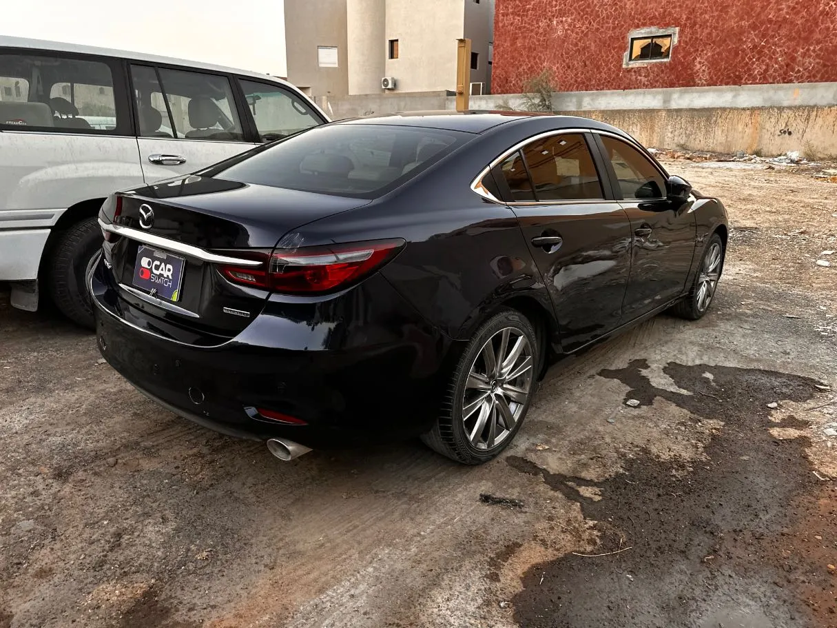 Car image 5