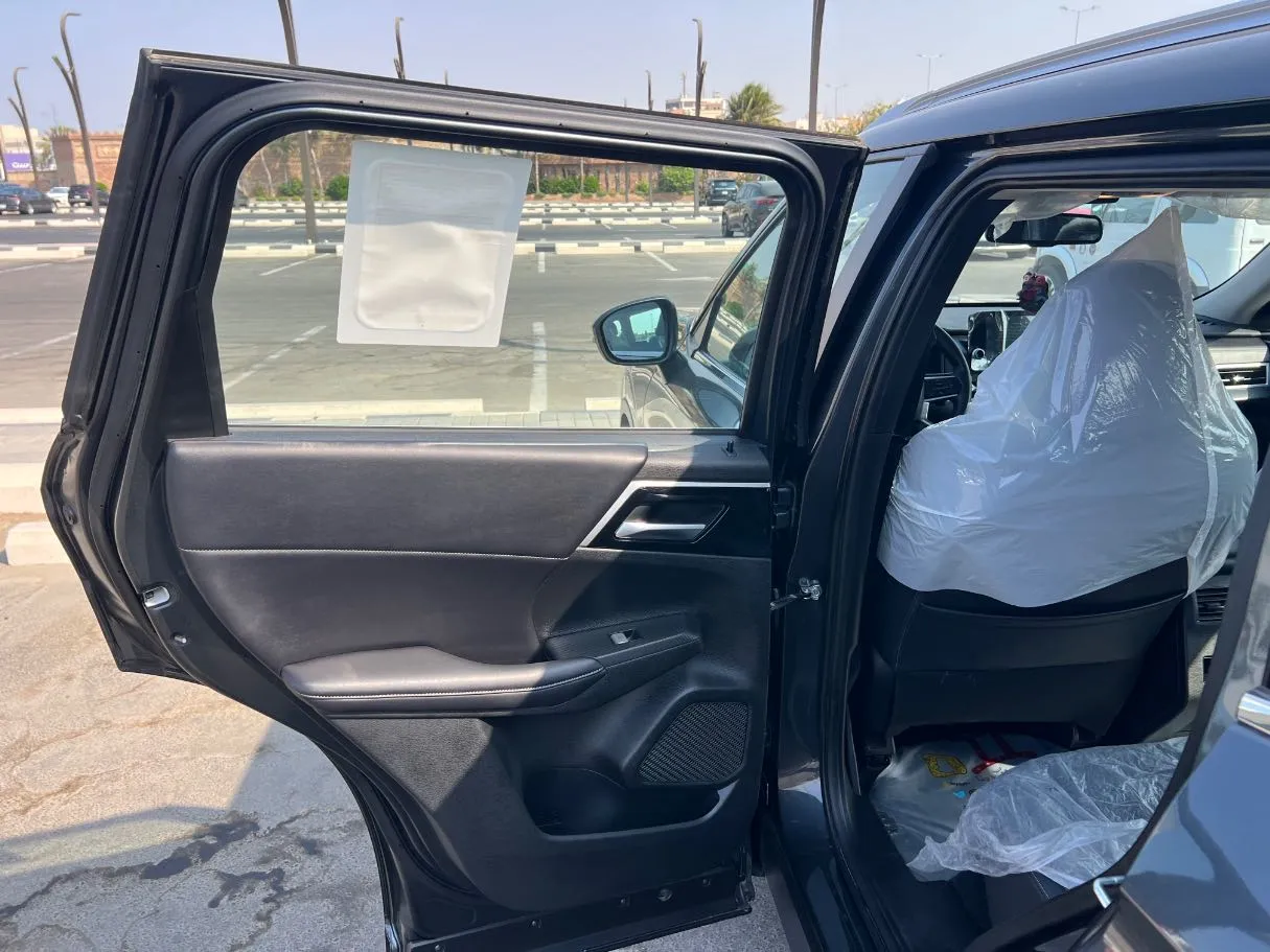 Car image 13