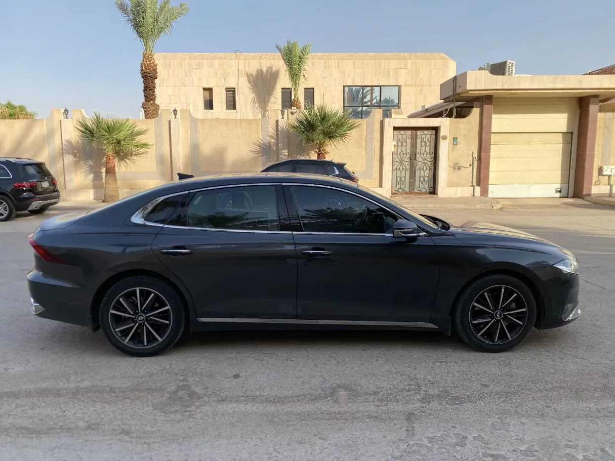 Car image 4