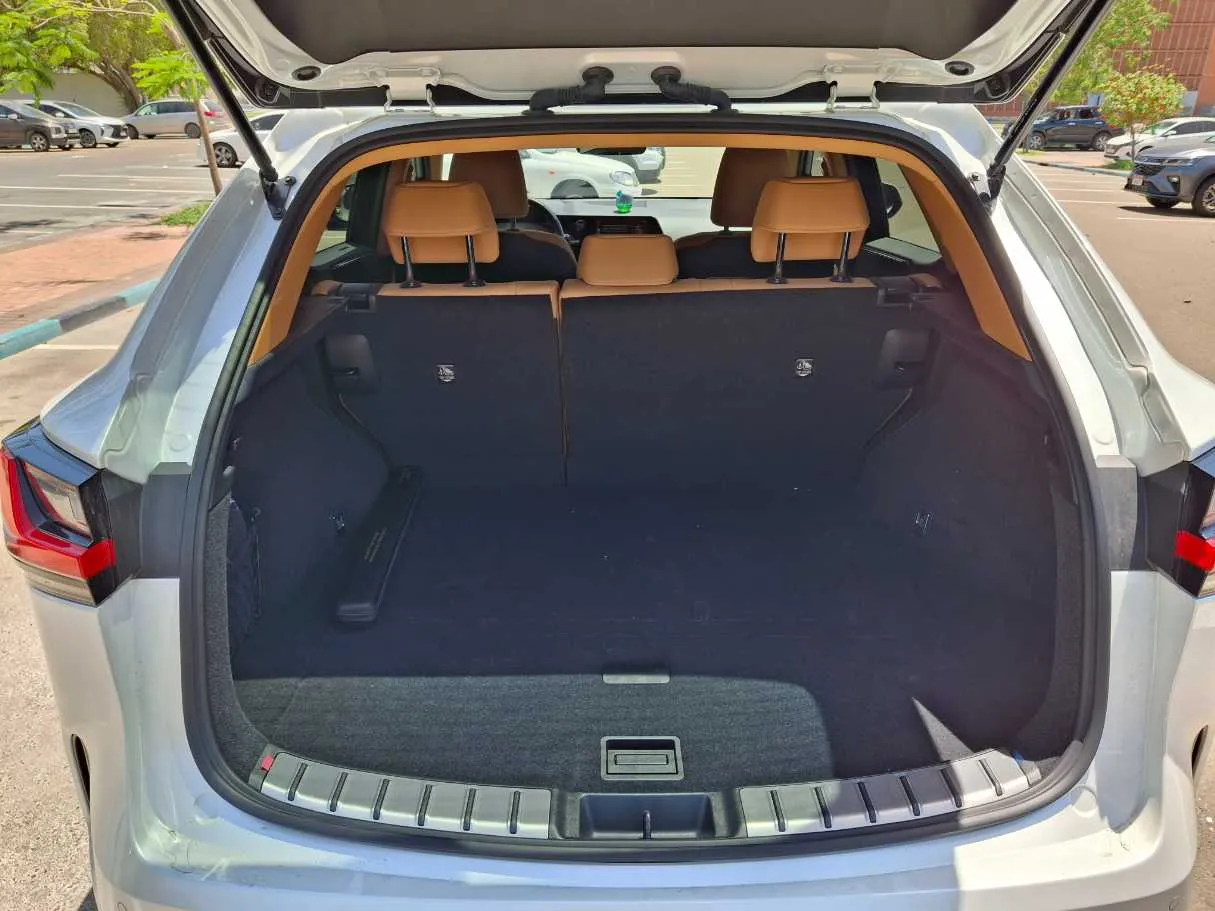 Car image 20