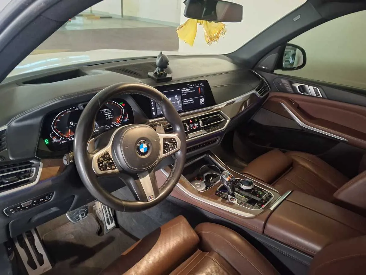 Car image 11