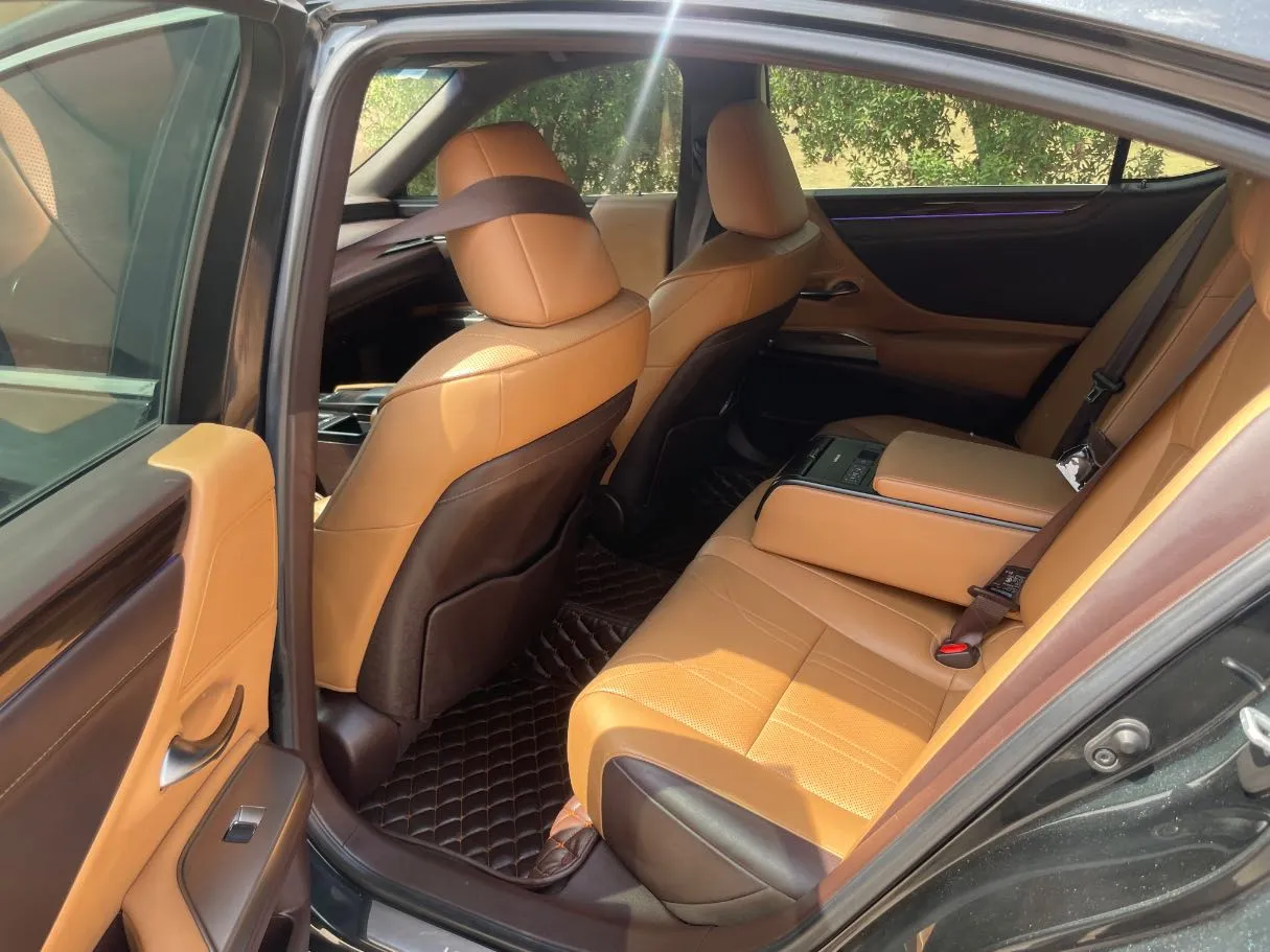Car image 16