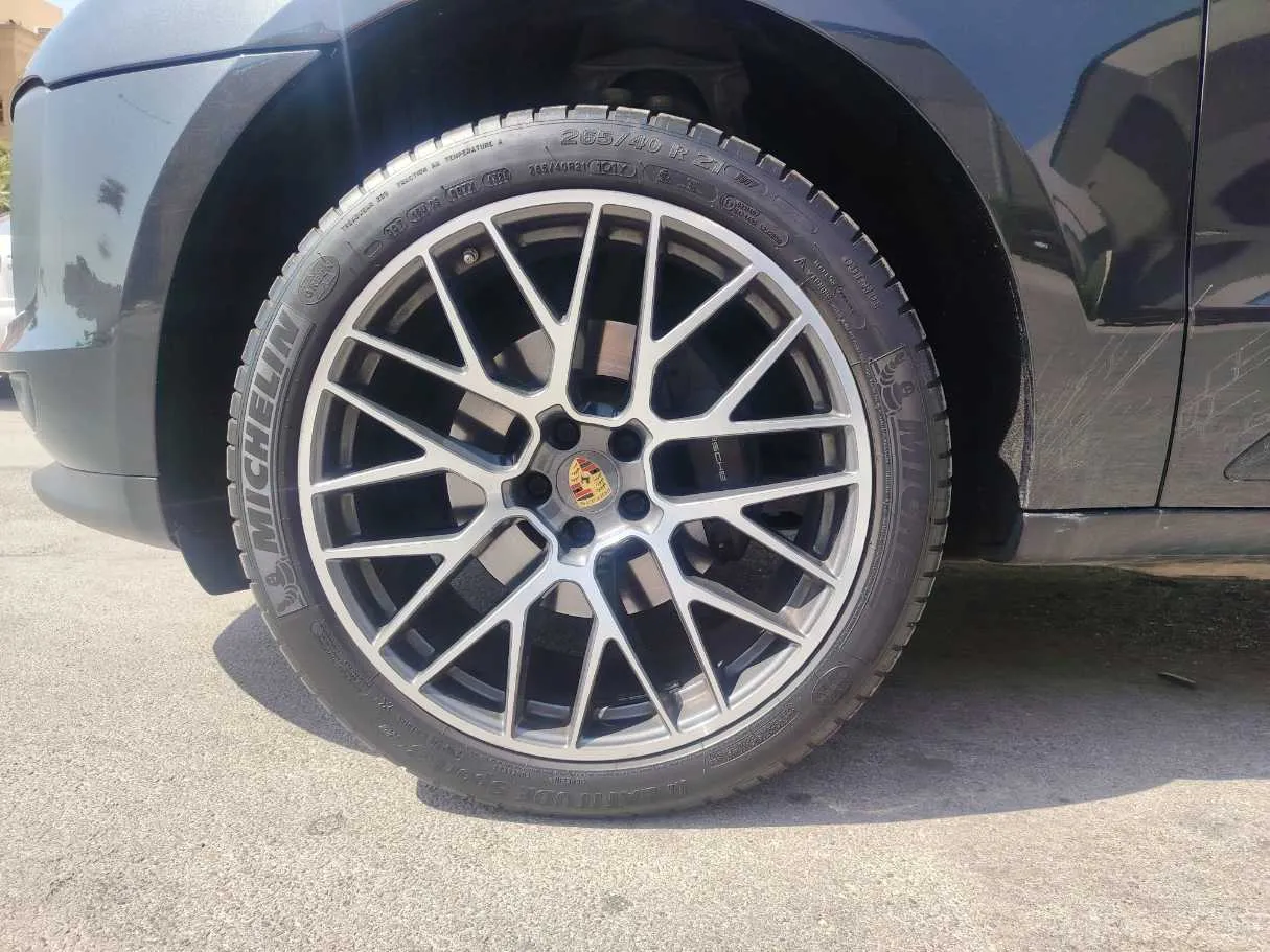 Car image 11