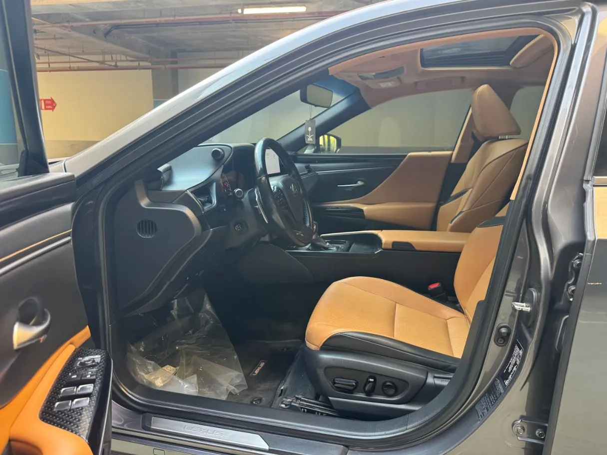 Car image 11