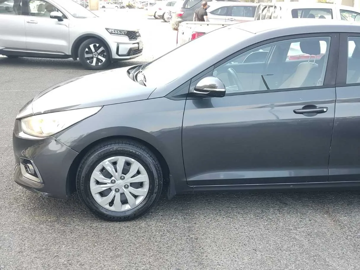 Car image 9
