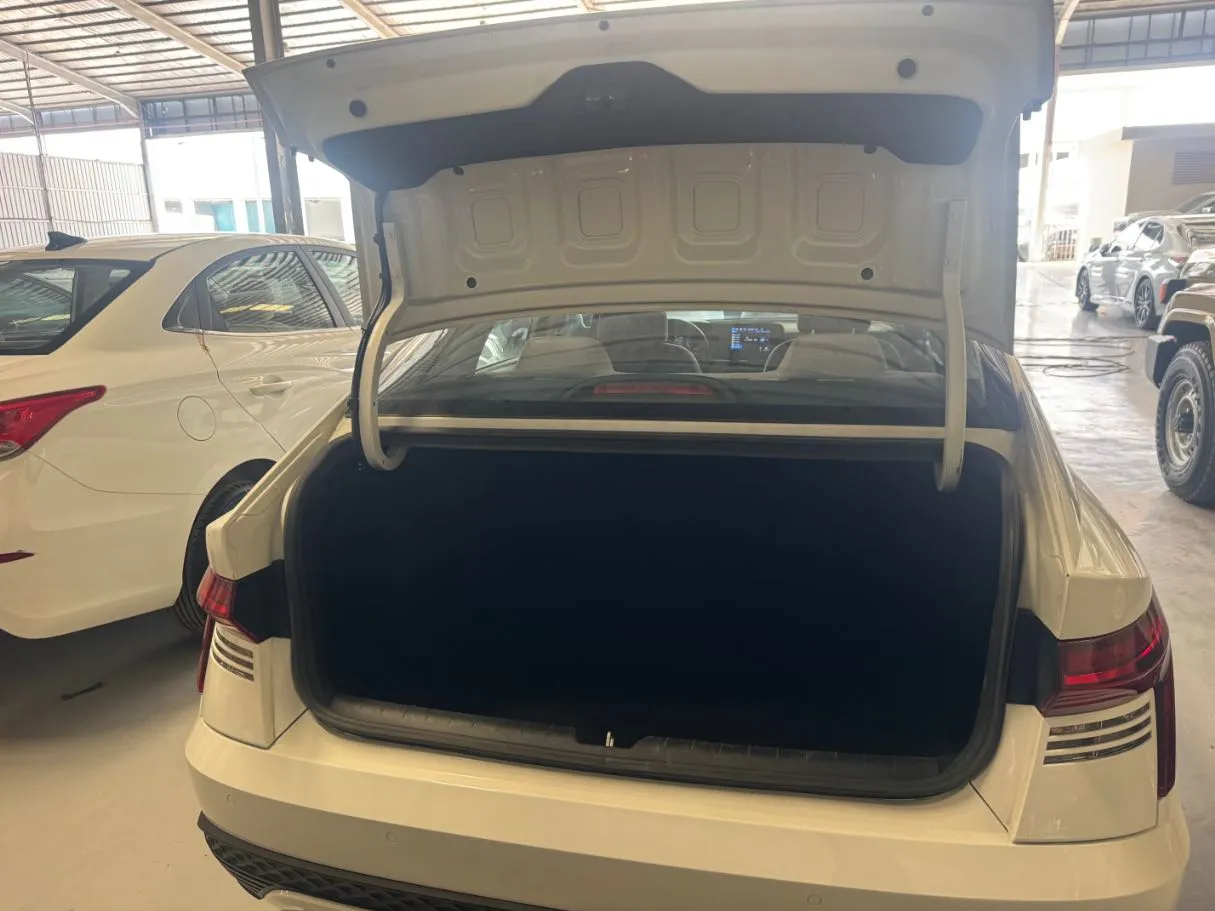 Car image 16