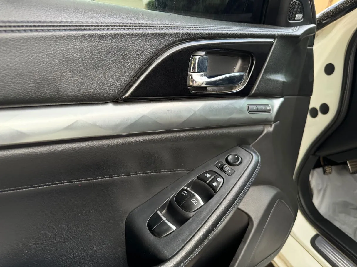 Car image 25