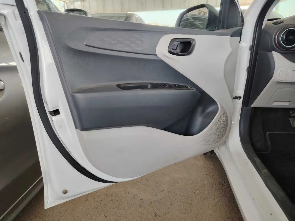 Car image 10