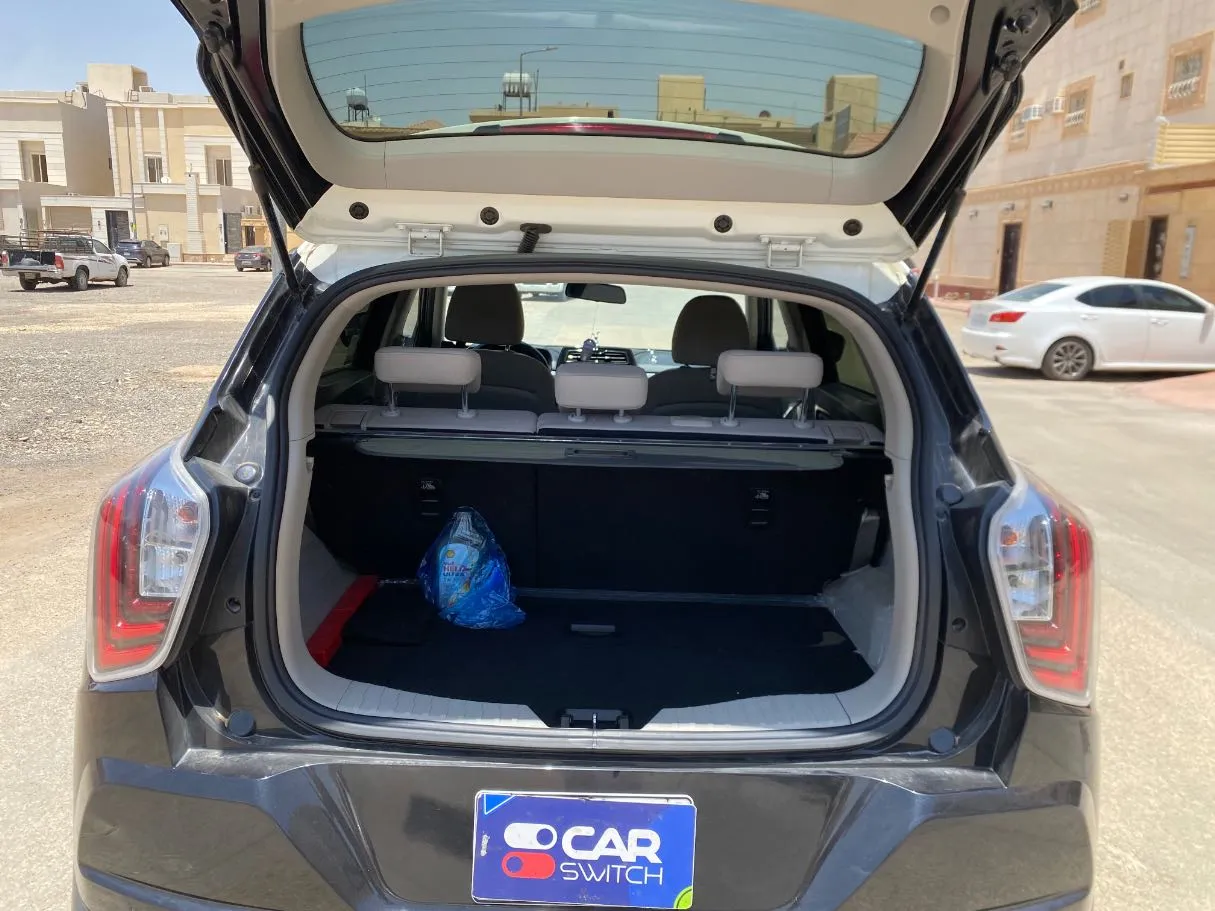 Car image 18
