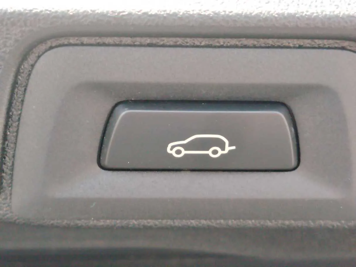 Car image 32