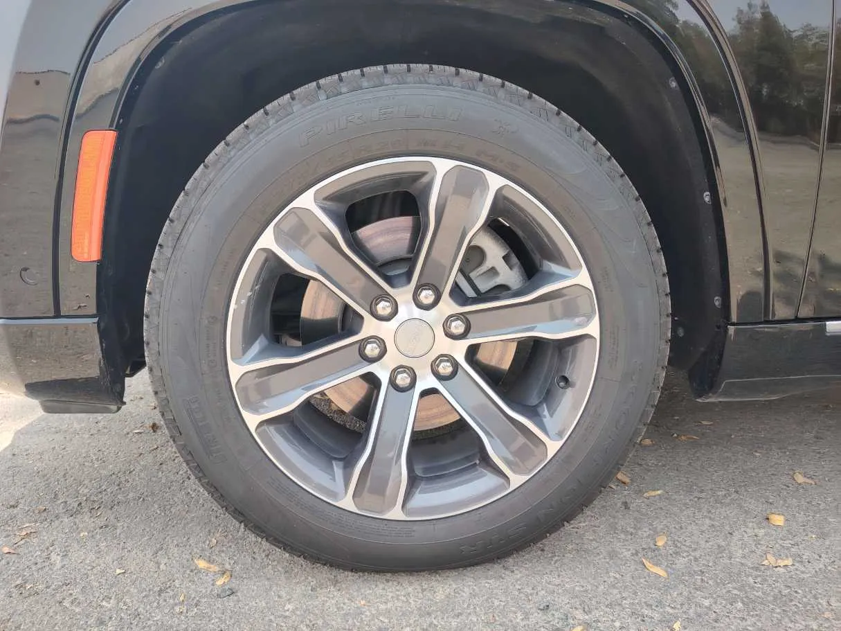 Car image 9