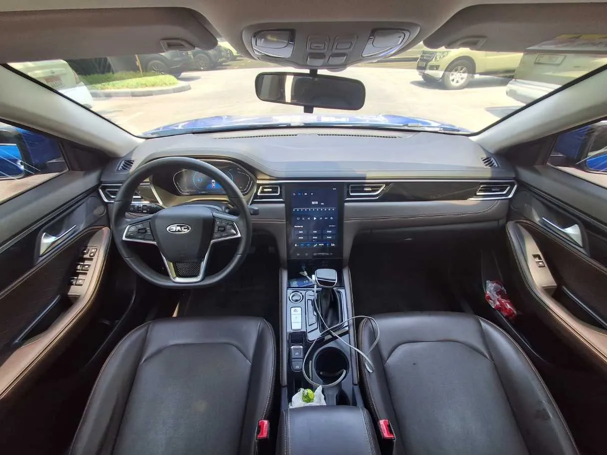 Car image 14