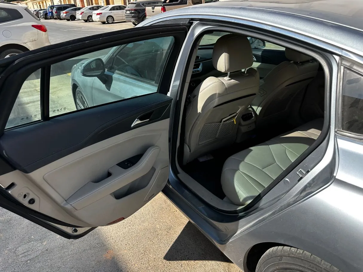 Car image 13