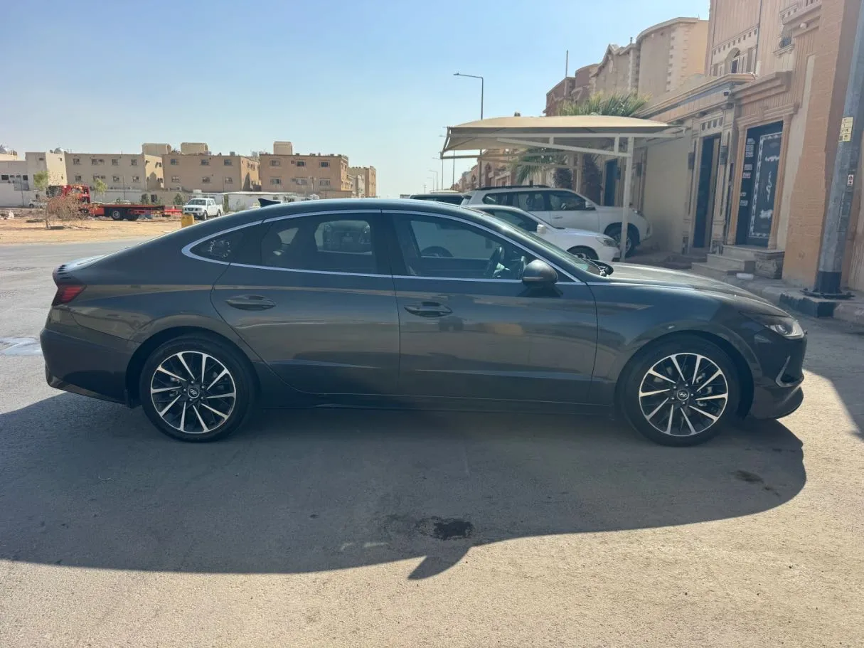 Car image 4