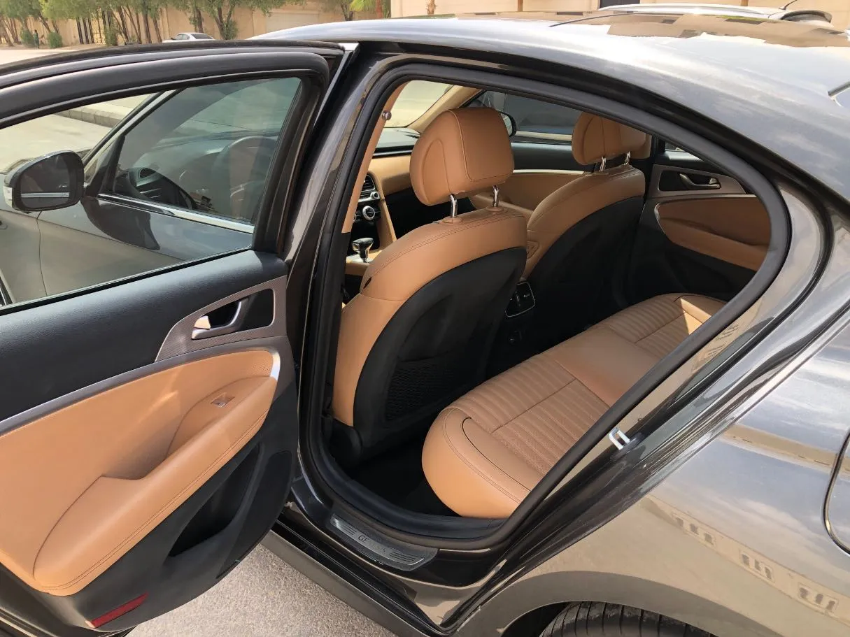 Car image 14
