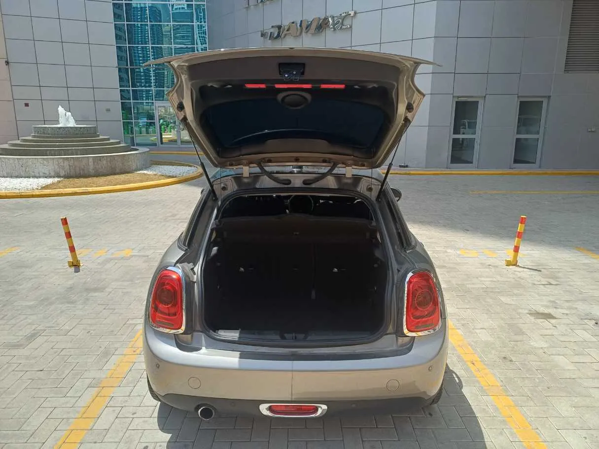 Car image 19