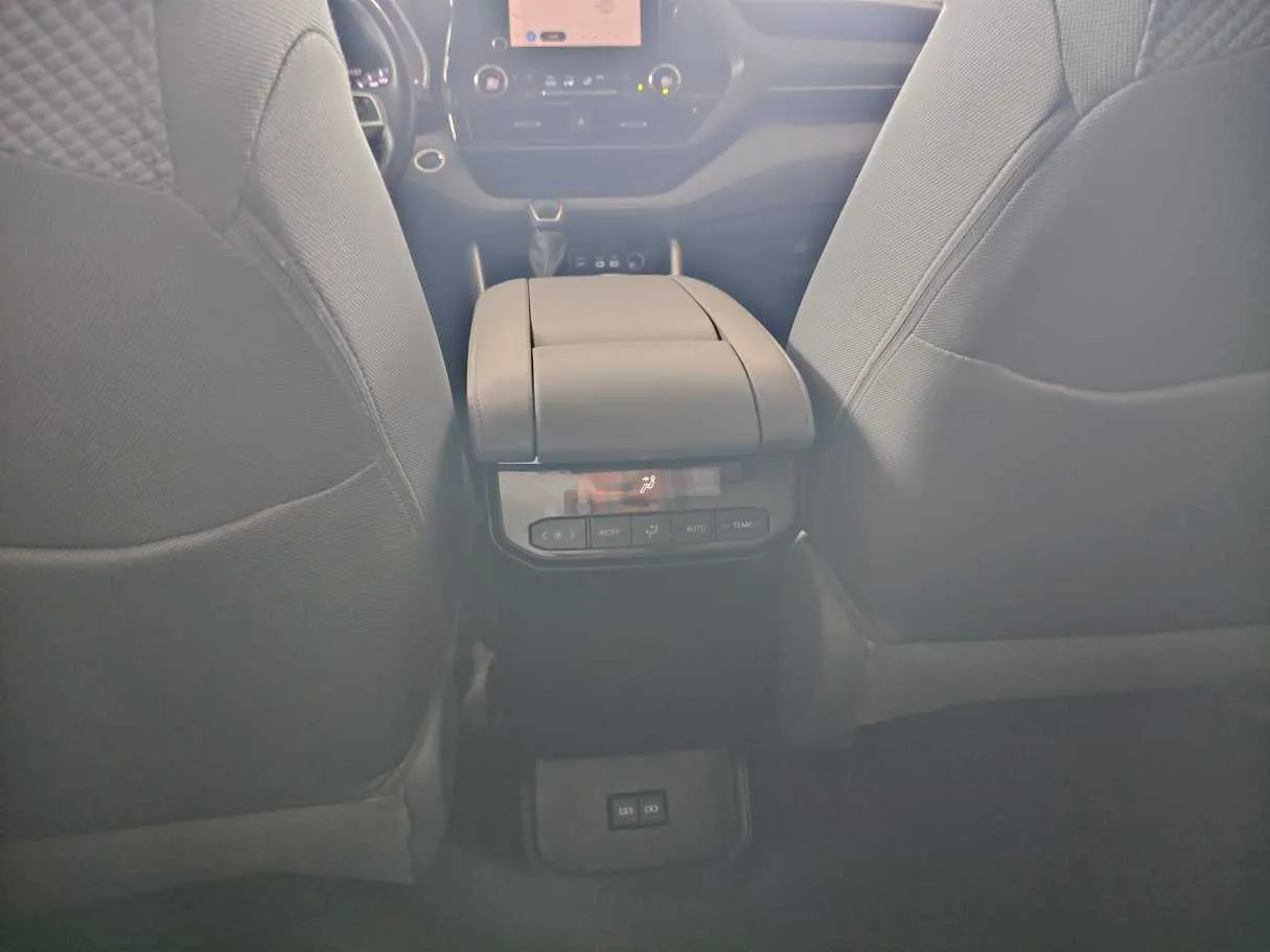 Car image 28